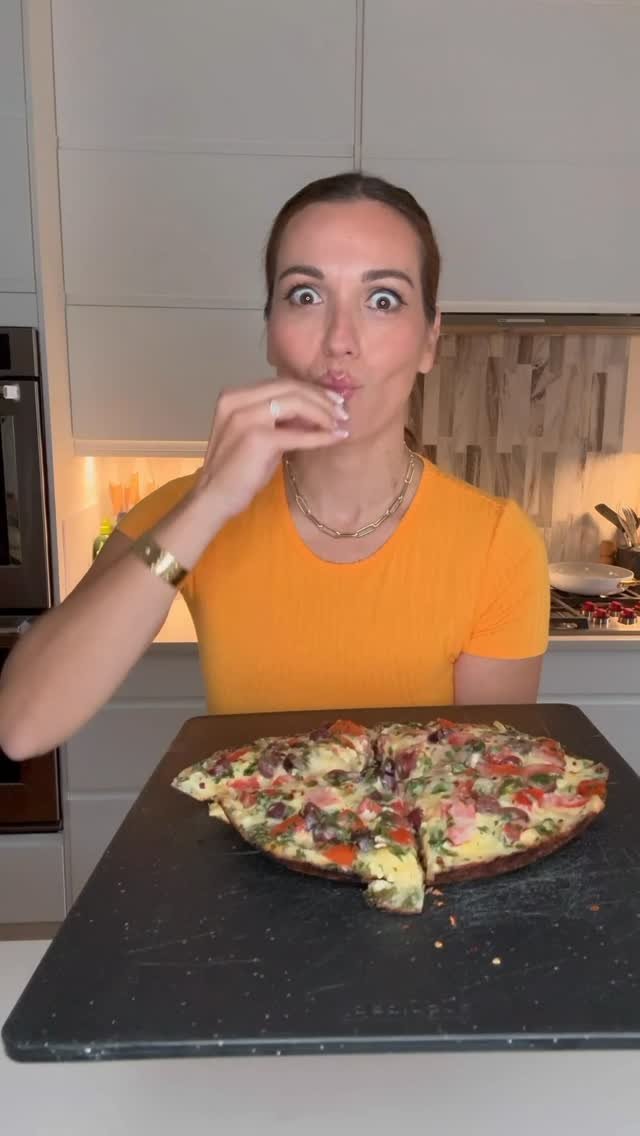 hungry.happens 게시물 이미지: TORTILLA STRIP PIZZA 🍕 super easy meal - use...