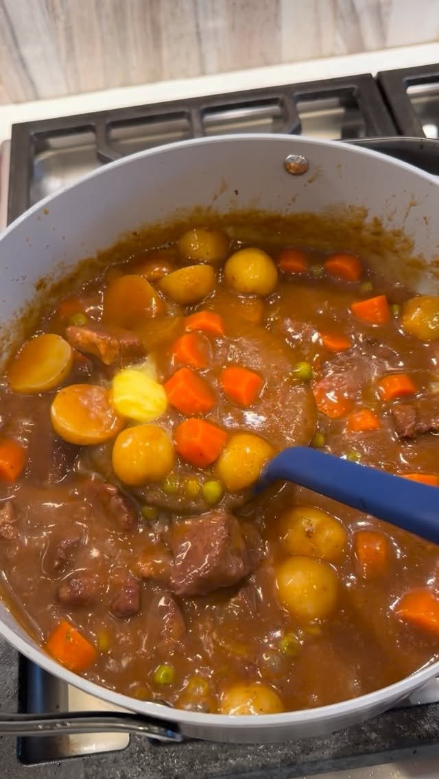 hungry.happens 게시물 이미지: EASY BEEF STEW RECIPE♨️ the best gravy broth...