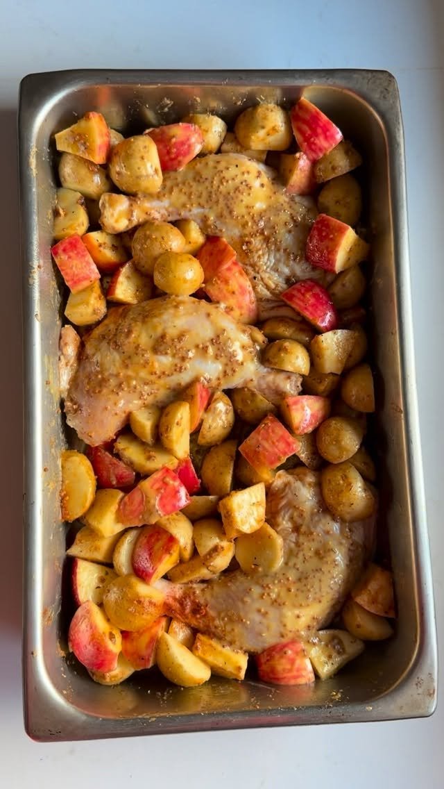 hungry.happens 게시물 이미지: ONE PAN HONEY DIJON CHICKEN APPLES + POTATOES...