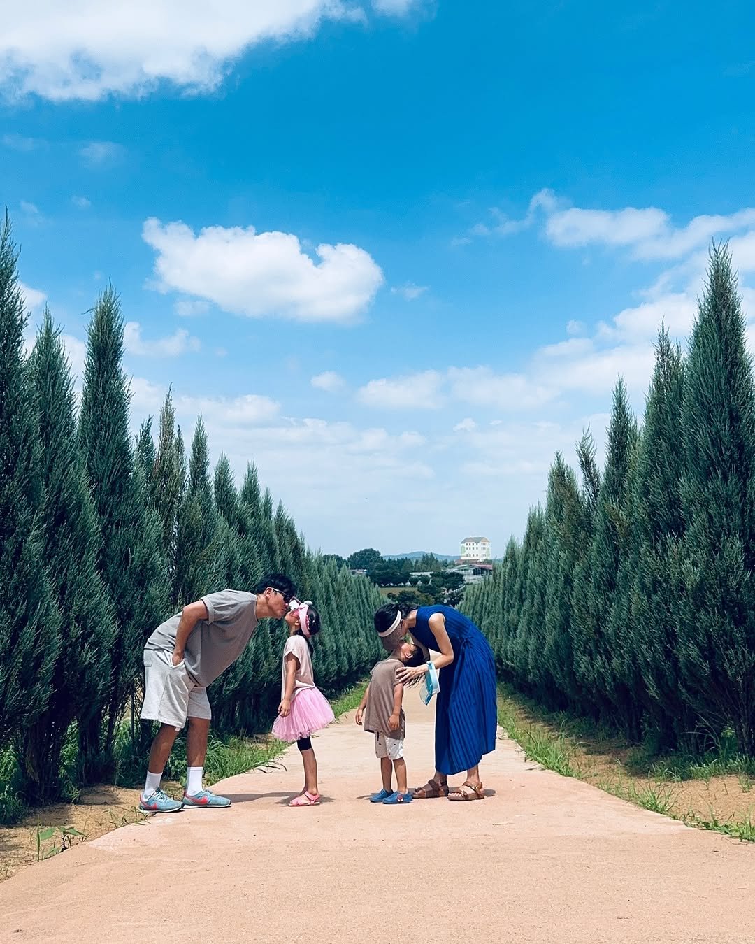 Photo by 오현호 파일럿 <행동력 수업> on July 16, 2025. May be an image of 4 people, child, outdoors and text.