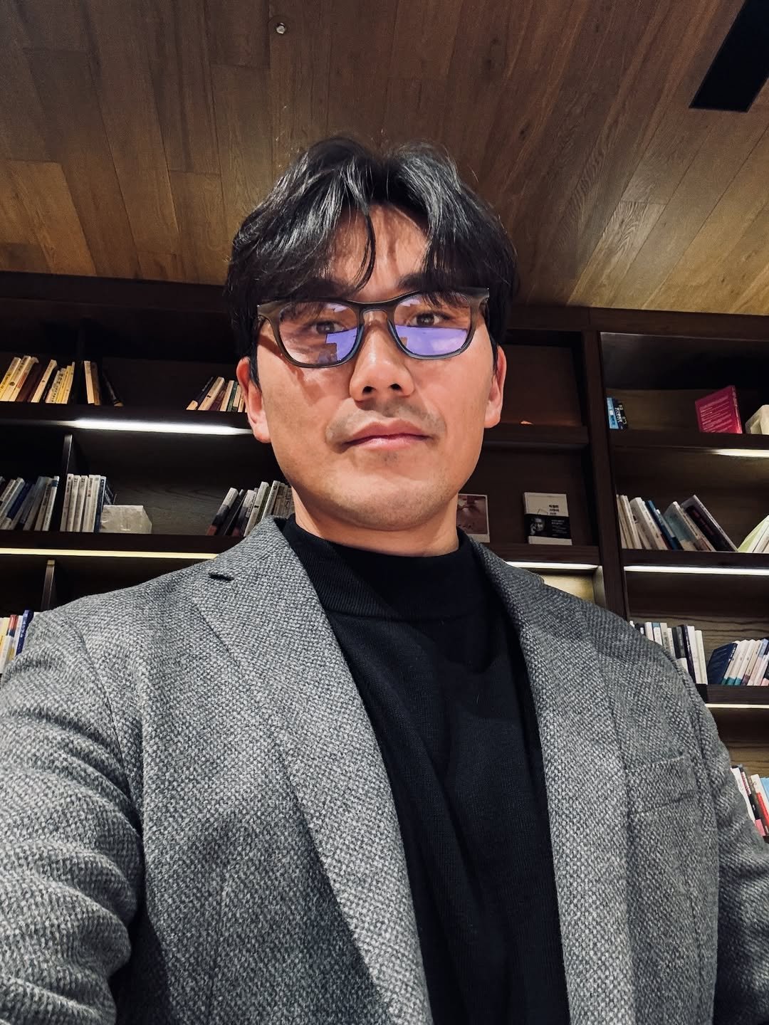 Photo shared by 오현호 파일럿 <행동력 수업> on February 03, 2026 tagging @albrechtdurer_official. May be an image of one or more people, duffle coat, eyeglasses, overcoat, turtleneck, blazer and text.