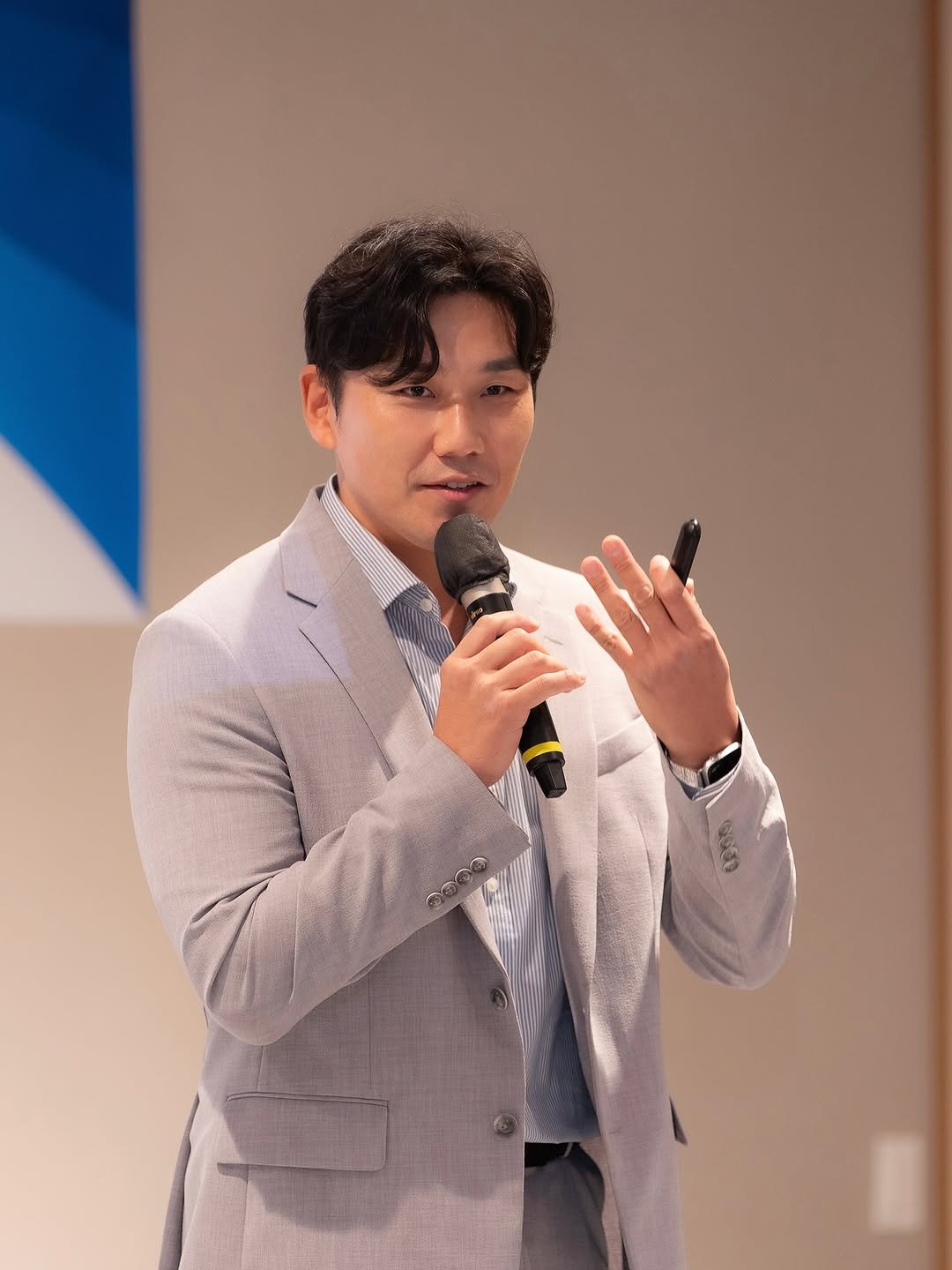 Photo by 오현호 파일럿 <행동력 수업> on November 07, 2025. May be an image of one or more people, microphone, suit, blazer and text.