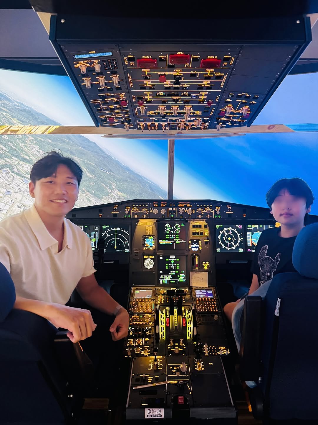Photo by 오현호 파일럿 <행동력 수업> on August 13, 2025. May be an image of 2 people, radar, aircraft and text.
