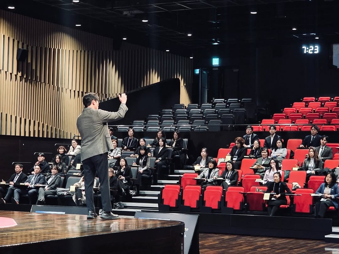 Photo by 오현호 파일럿 <행동력 수업> on February 13, 2026. May be an image of clarinet, violin and text.