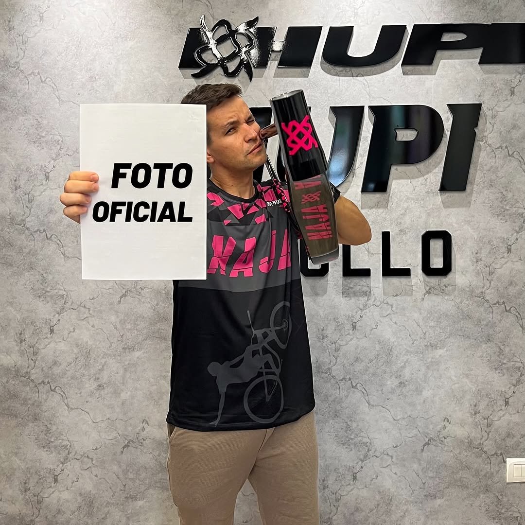 Photo shared by HUPI Bikes on January 29, 2026 tagging @luizfelipe_hupi, and @benderhupi. May be an image of top, sports equipment and text that says 'บ FOTO OFICIAL FICIAL FPI 글짝 好 PI RAJAELLO LLO'.