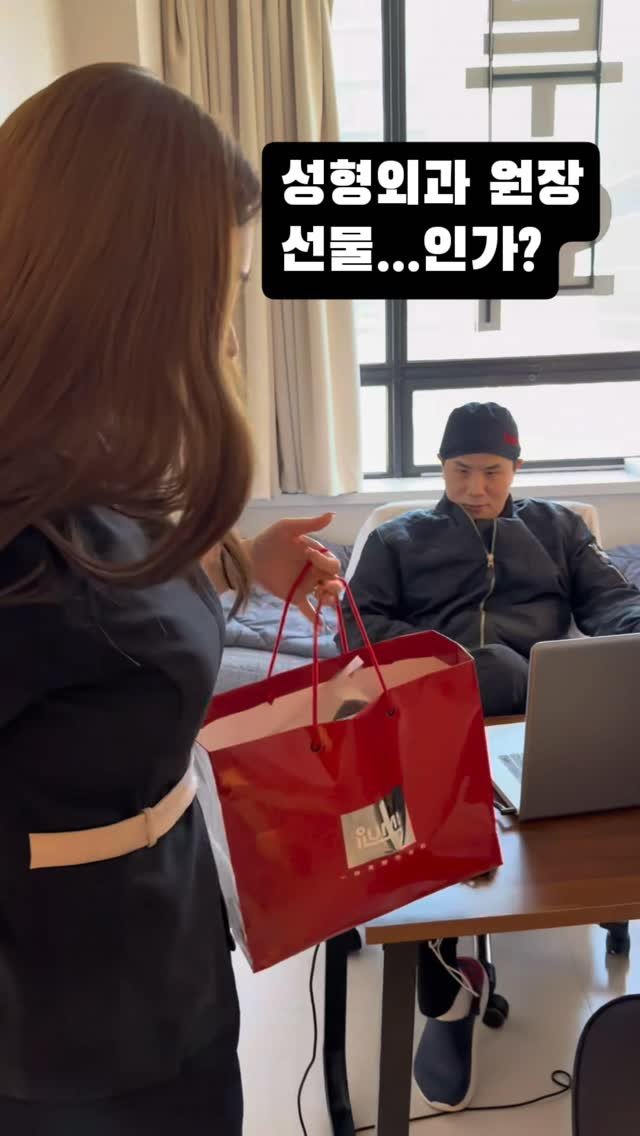 hur_wu_jin 게시물 이미지: 슬프다 잘생겨지고싶다 ㅋㅋ
...의사 광대..
#의사 #선물 #성형 #가발