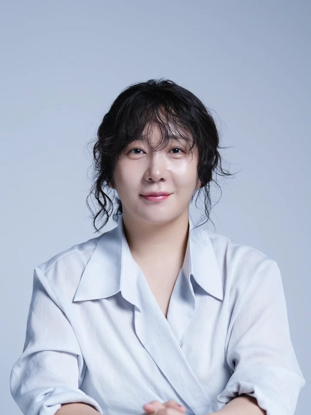 Photo by 허안나 on November 01, 2025. May be an image of one or more people, bangs, makeup and text.