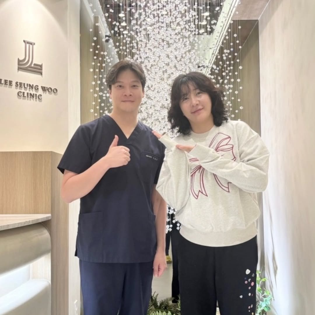 Photo by 허안나 on November 16, 2025. May be an image of one or more people and text that says 'JL EE EESEUNGWOO SEUNG CLINIC WOo'.