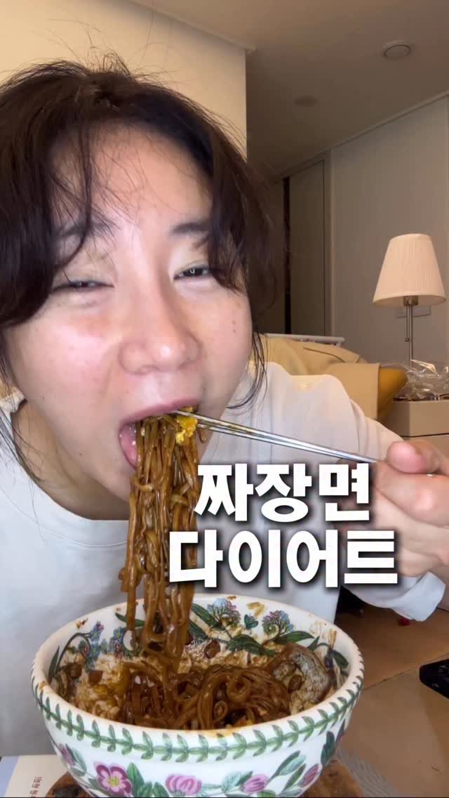 huranna 게시물 이미지: 요즘 짜왕 개발자가 만든 다이어트 짜장면이 sns에서 계속 보임🤨
소문난 호구인...