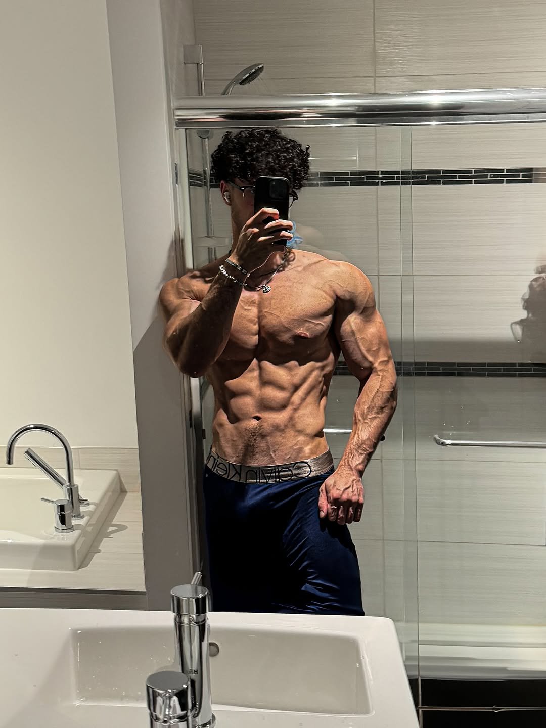 Photo by Hussein Farhat | Online Fitness Coach on August 08, 2025. May be an image of 1 person, biceps, body building and text.