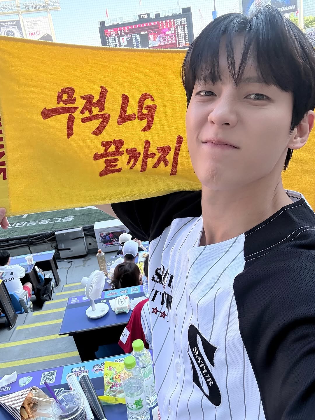 hutazone 게시물 이미지: 승리와 동시에 1위 등극! 
@lgtwinsbaseballclub V5까지 파이팅! 🐈‍⬛🔥
