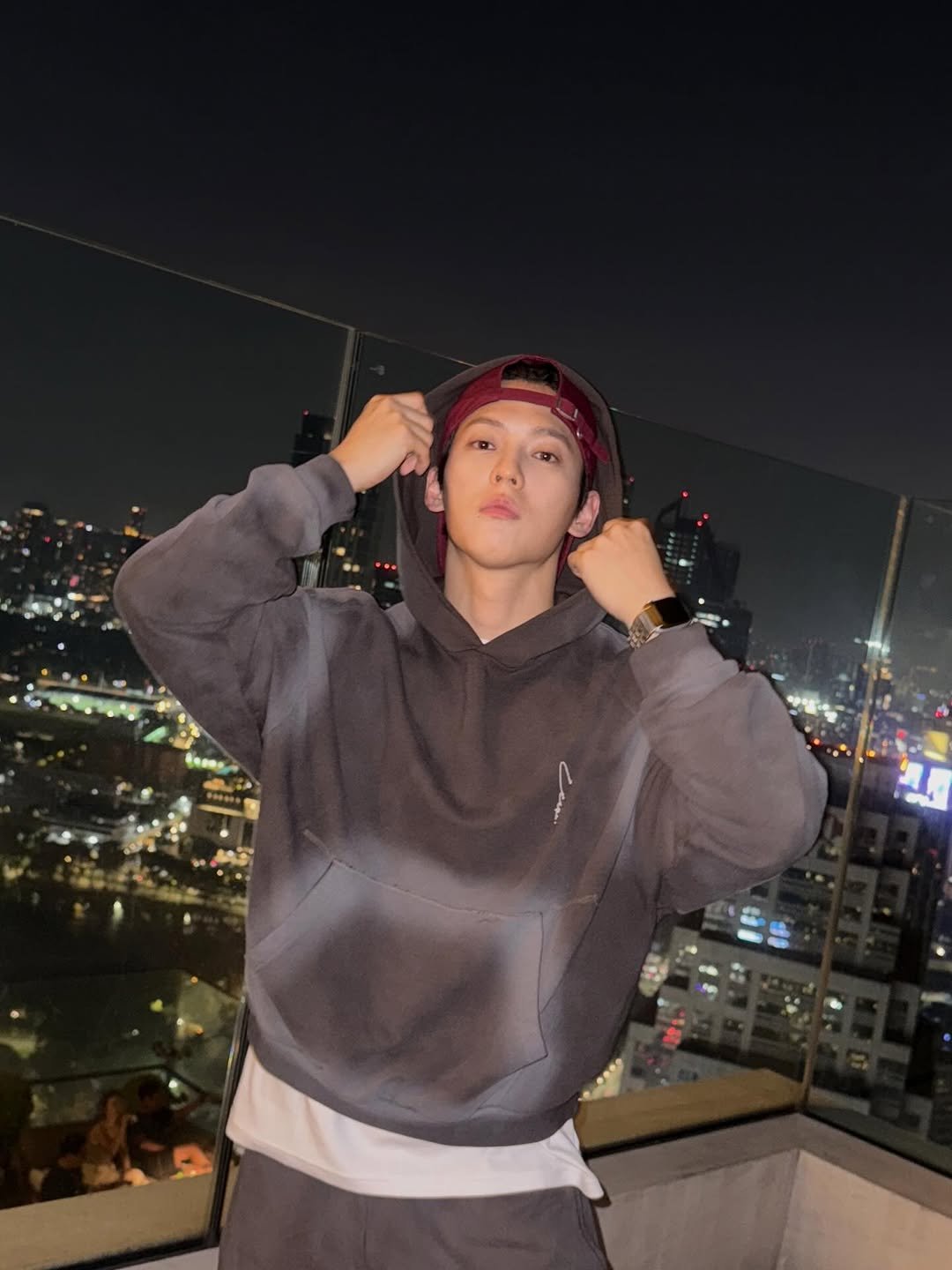 Photo by 이민혁 on March 04, 2026. May be an image of one or more people, sweatpants, sweatshirt, sweatsuit and text.