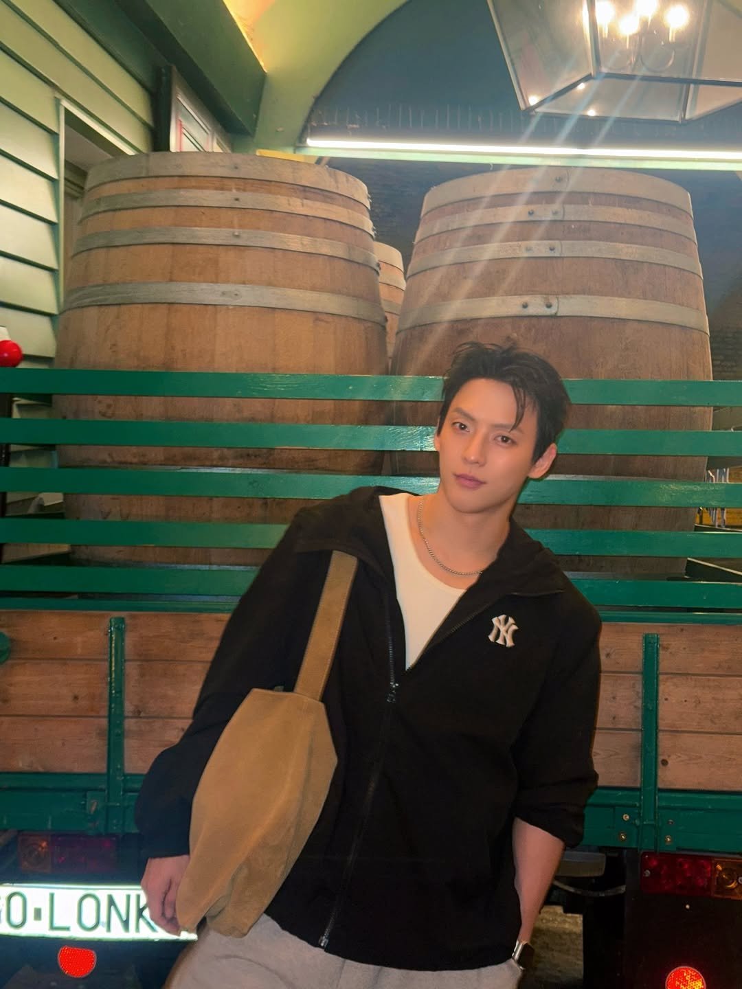 Photo by 이민혁 on March 16, 2026. May be an image of one or more people, hair, duffle coat, parka, jacket and text that says 'M O-LONK 0.L'.