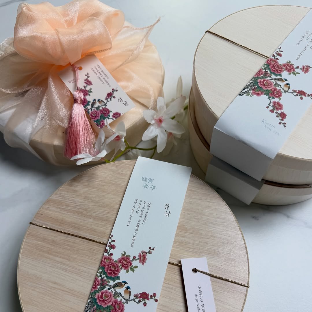 Photo by 부천화과자 화담정 | 부천 답례품 상견례 화과자 • 양갱 • 쌀찜카스테라 • 호두정과 • 오란다 • 곶감단지 on February 16, 2026. May be an image of napkin ring, box, hamper, carton, hand cream, placemat, globe amaranth and text.