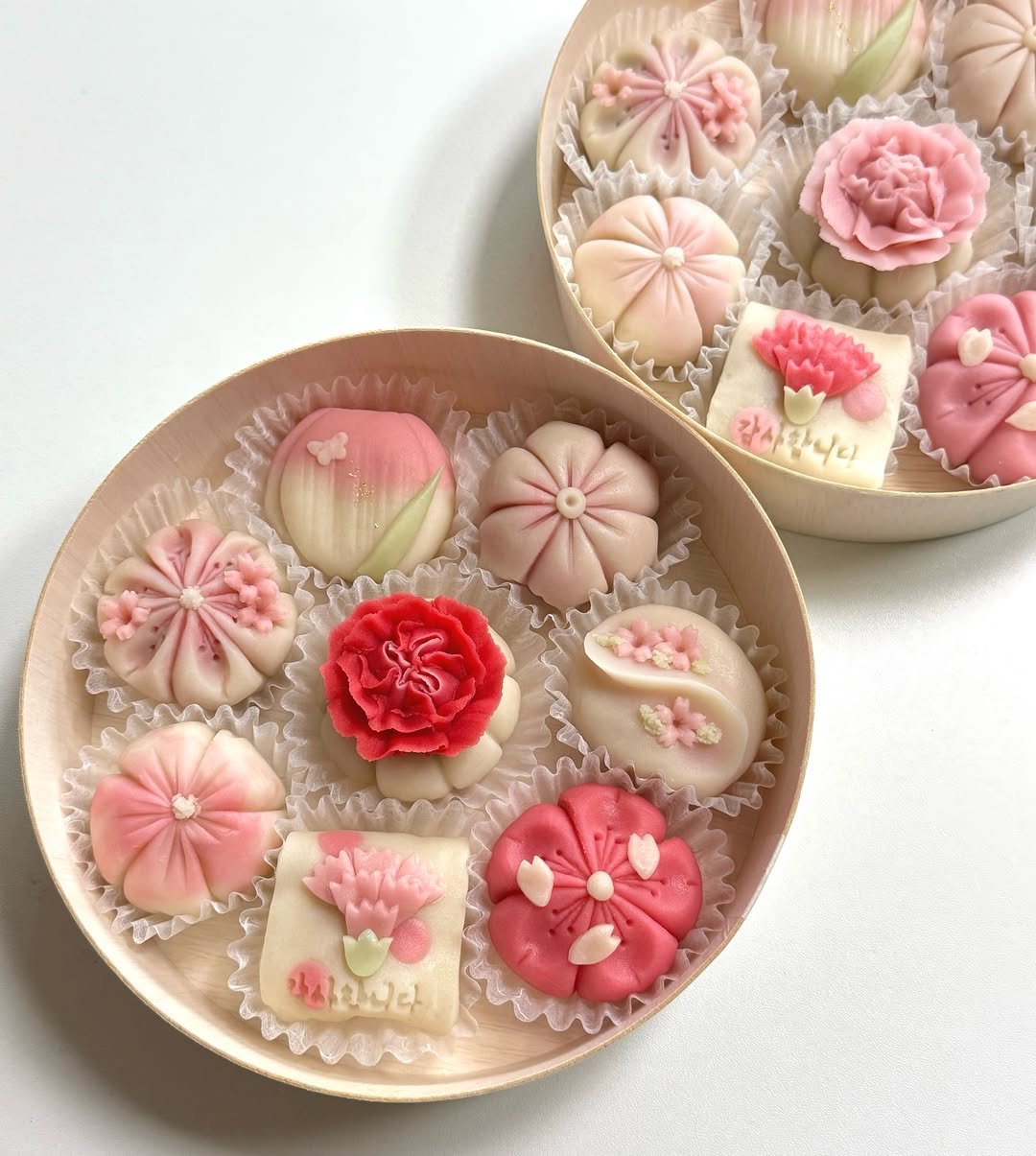 Photo by 부천화과자 화담정 | 부천 답례품 상견례 화과자 • 양갱 • 쌀찜카스테라 • 호두정과 • 오란다 • 곶감단지 in Bucheon. May be an image of cake, wafer, globe amaranth and text.