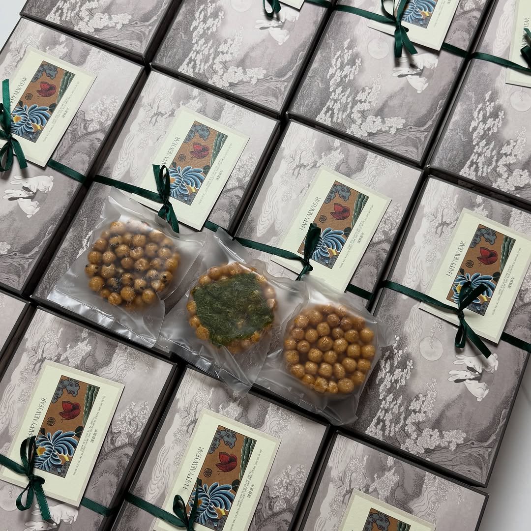 Photo by 부천화과자 화담정 | 부천 답례품 상견례 화과자 • 양갱 • 쌀찜카스테라 • 호두정과 • 오란다 • 곶감단지 on January 31, 2026. May be an image of napkin and hamper.