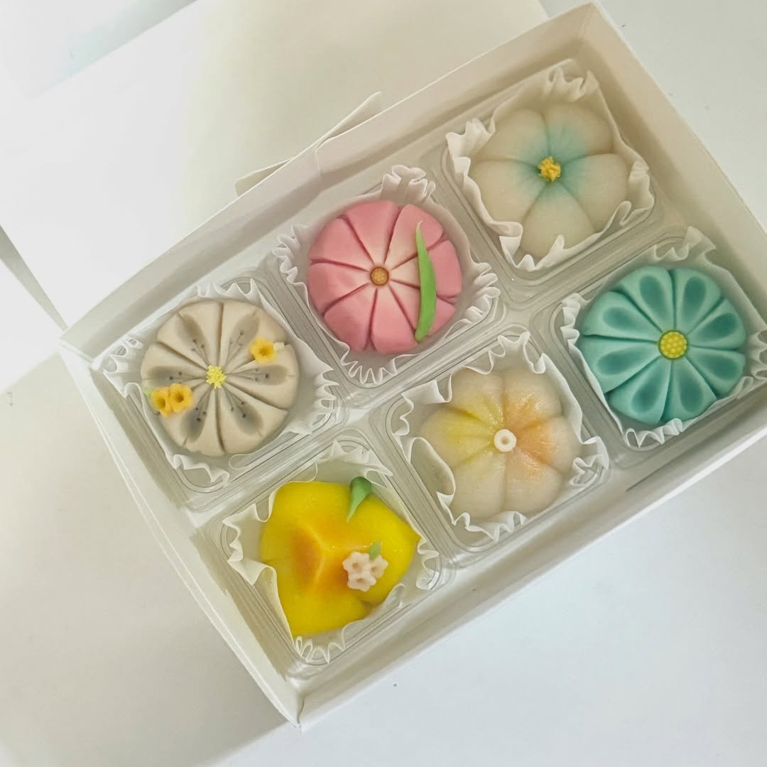 Photo by 부천화과자 화담정 | 부천 답례품 상견례 화과자 • 양갱 • 쌀찜카스테라 • 호두정과 • 오란다 • 곶감단지 on December 10, 2025. May be an image of dessert, durian, globe amaranth and text.