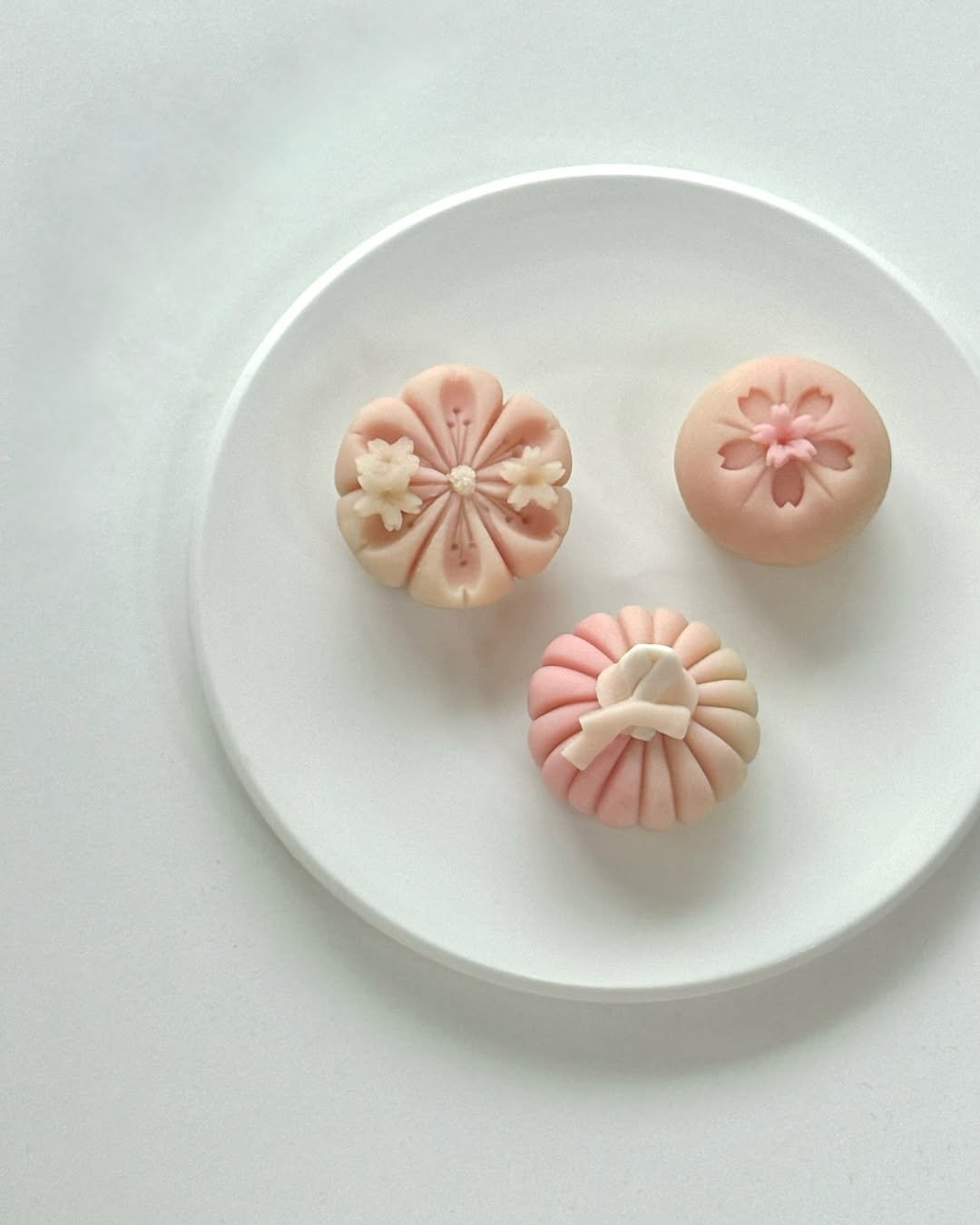 Photo by 부천화과자 화담정 | 부천 답례품 상견례 화과자 • 양갱 • 쌀찜카스테라 • 호두정과 • 오란다 • 곶감단지 on February 14, 2025.