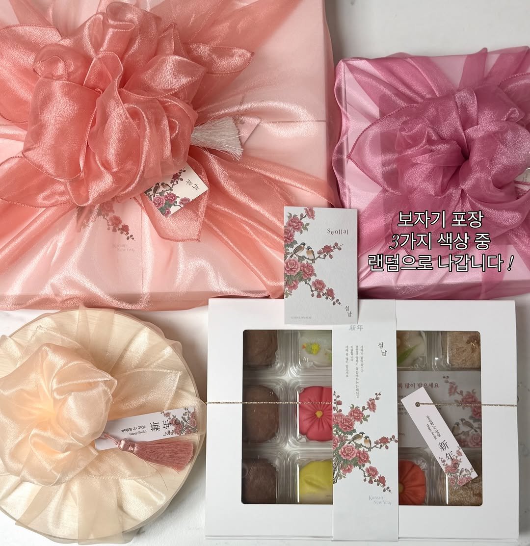 Photo by 부천화과자 화담정 | 부천 답례품 상견례 화과자 • 양갱 • 쌀찜카스테라 • 호두정과 • 오란다 • 곶감단지 on February 10, 2026. May be an image of box, hamper and text.