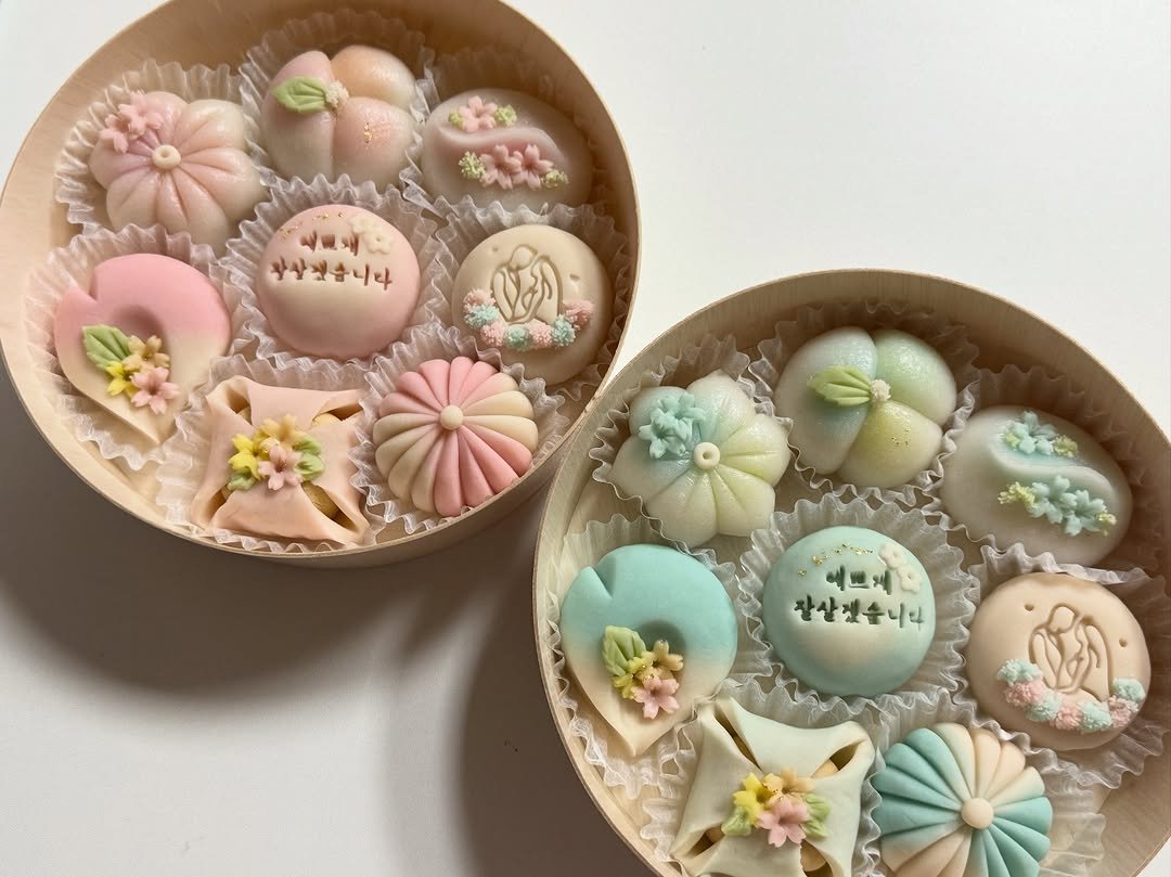 Photo by 부천화과자 화담정 | 부천 답례품 상견례 화과자 • 양갱 • 쌀찜카스테라 • 호두정과 • 오란다 • 곶감단지 in 부천역. May be an image of cake, wafer, globe amaranth and text that says '重五 작살겠습니다 에쁘게 잘살겠습니다'.