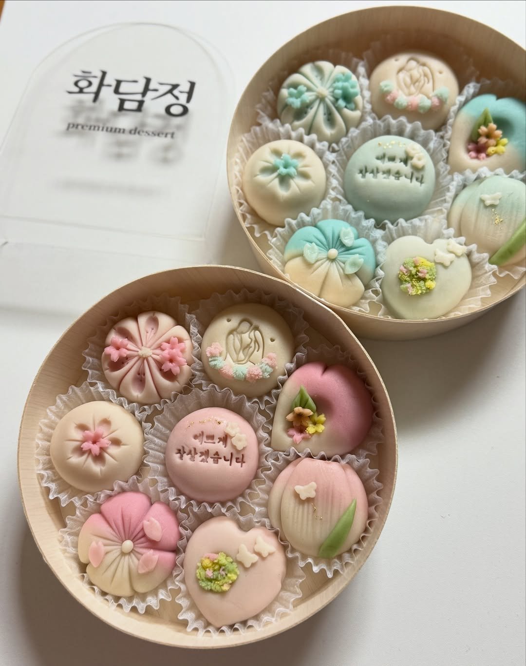 Photo by 부천화과자 화담정 | 부천 답례품 상견례 화과자 • 양갱 • 쌀찜카스테라 • 호두정과 • 오란다 • 곶감단지 on December 01, 2025. May be an image of coconut macaroon, globe amaranth and text that says '화담정 premiumdessert dessert premium 자산했습니다 4 이쁘게 자살겠습니다 장살겠습니다 AAA'.