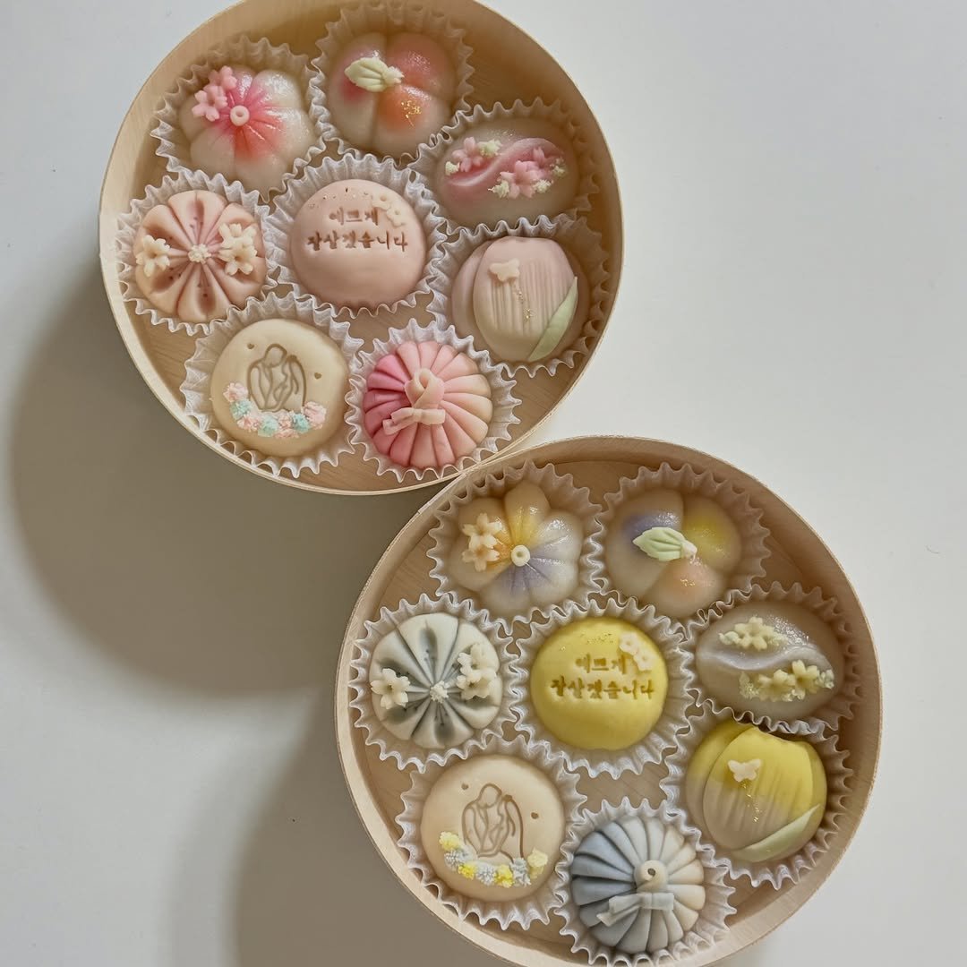 Photo by 부천화과자 화담정 | 부천 답례품 상견례 화과자 • 양갱 • 쌀찜카스테라 • 호두정과 • 오란다 • 곶감단지 on March 11, 2026. May be an image of coconut macaroon, cake, wafer, globe amaranth and text.