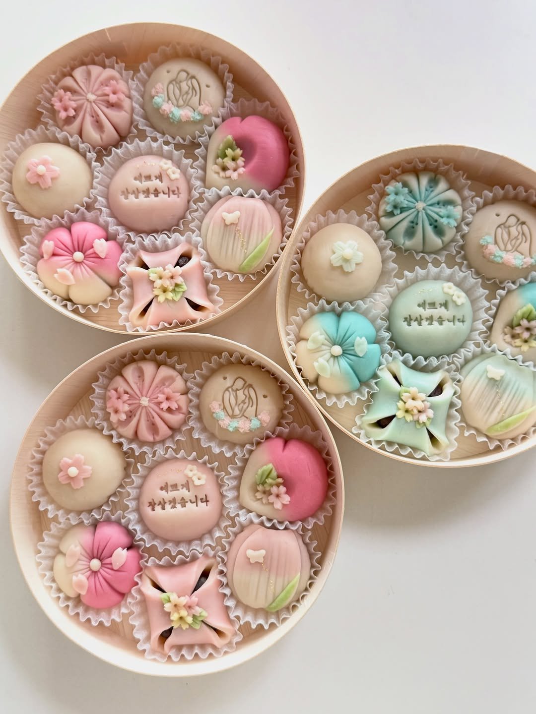 Photo by 부천화과자 화담정 | 부천 답례품 상견례 화과자 • 양갱 • 쌀찜카스테라 • 호두정과 • 오란다 • 곶감단지 in Bucheon. May be an image of coconut macaroon and text.