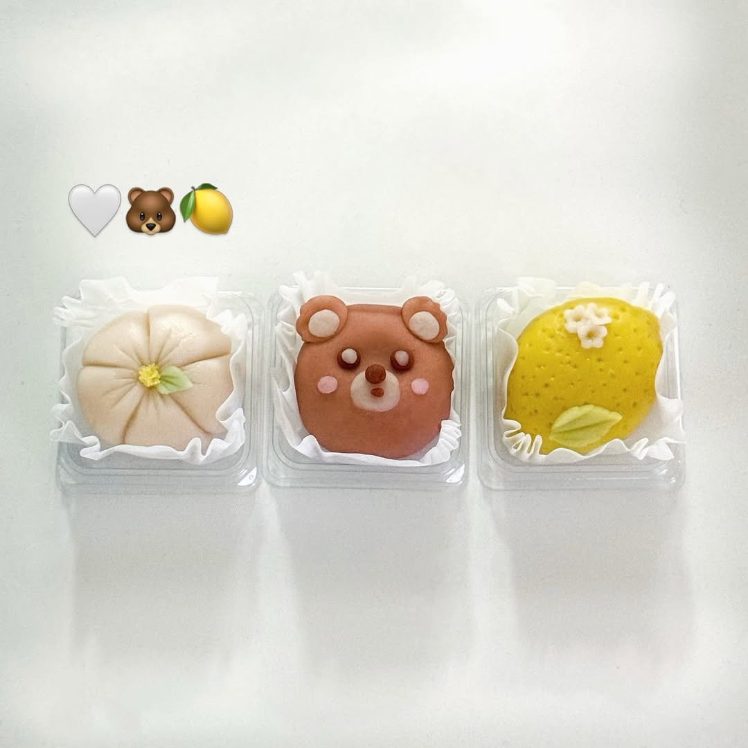 Photo by 부천화과자 화담정 | 부천 답례품 상견례 화과자 • 양갱 • 쌀찜카스테라 • 호두정과 • 오란다 • 곶감단지 in 부천역. May be an image of dessert and text.