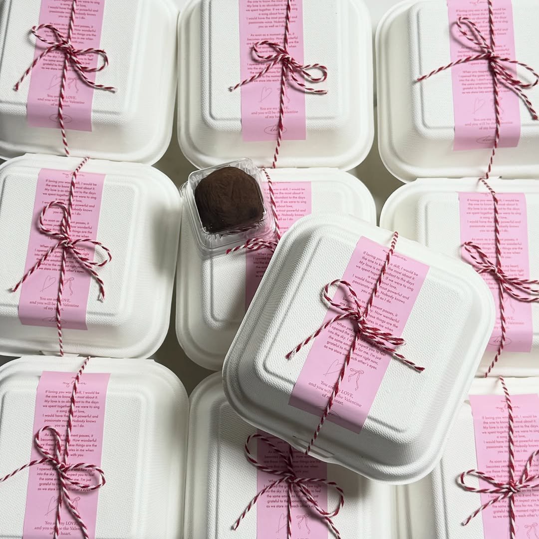 Photo by 부천화과자 화담정 | 부천 답례품 상견례 화과자 • 양갱 • 쌀찜카스테라 • 호두정과 • 오란다 • 곶감단지 on February 03, 2026. May be an image of box, brownie, truffle, hamper, carton and text.