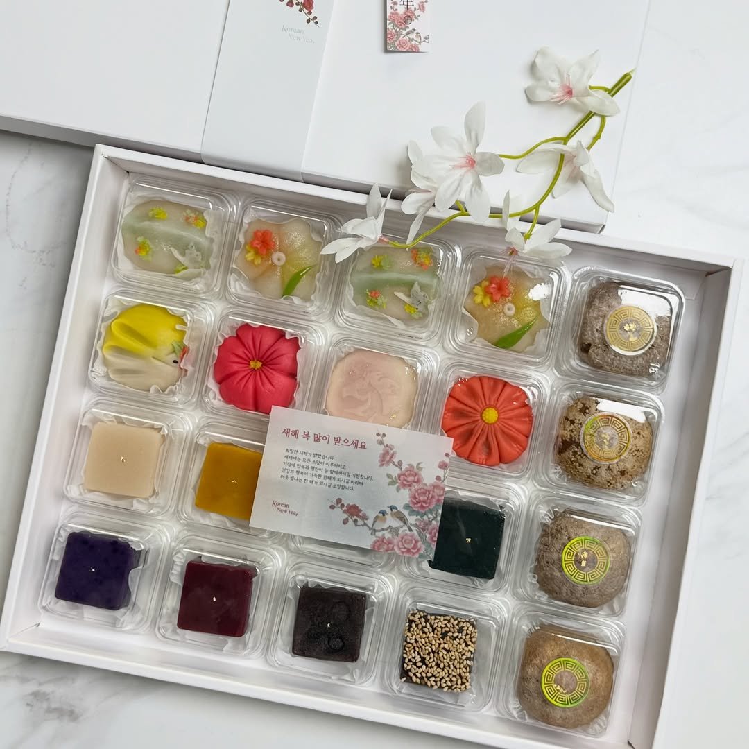 Photo by 부천화과자 화담정 | 부천 답례품 상견례 화과자 • 양갱 • 쌀찜카스테라 • 호두정과 • 오란다 • 곶감단지 on February 16, 2026. May be an image of dessert, box, hamper and text.