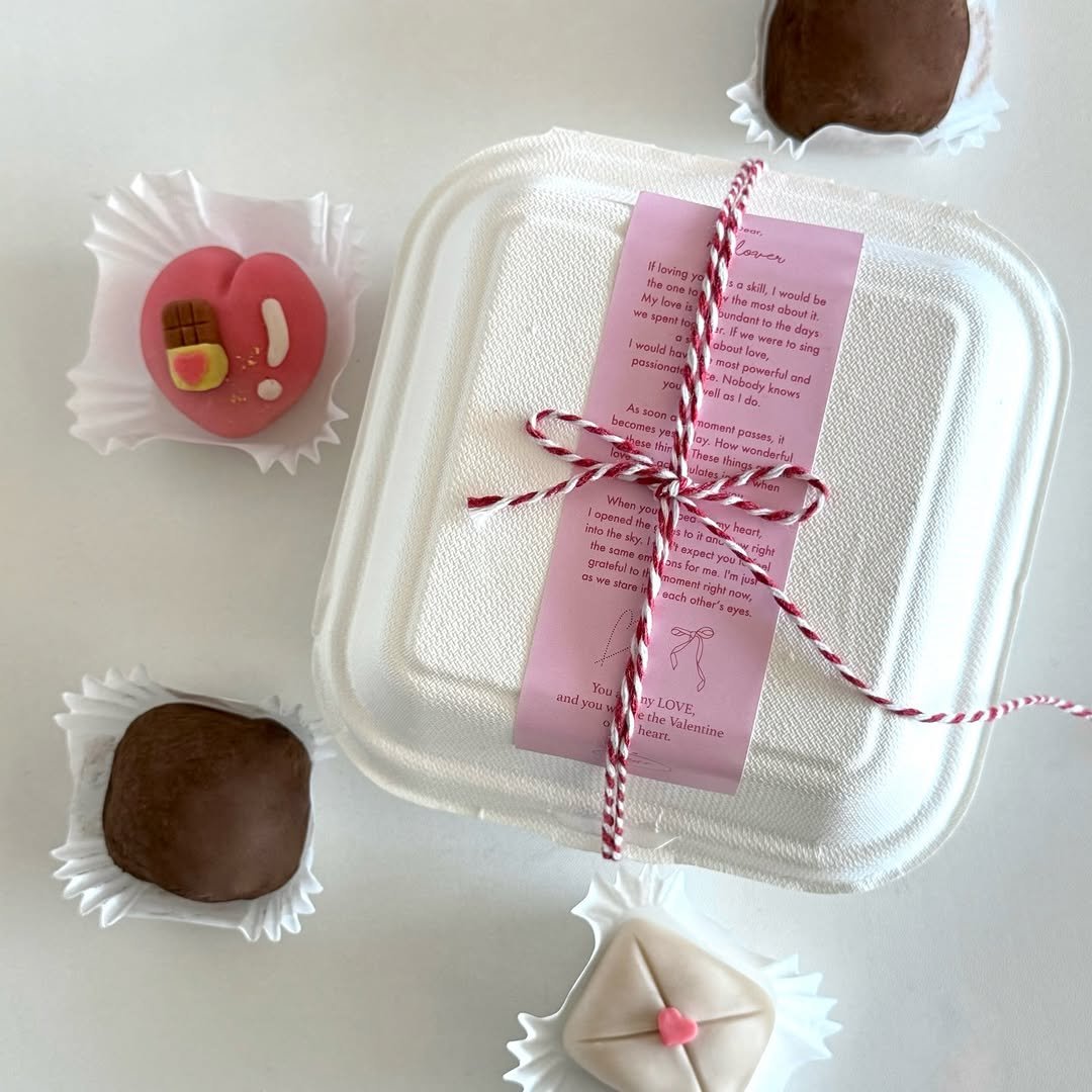 Photo by 부천화과자 화담정 | 부천 답례품 상견례 화과자 • 양갱 • 쌀찜카스테라 • 호두정과 • 오란다 • 곶감단지 on February 09, 2026. May be an image of chocolate bar, brownie and text.