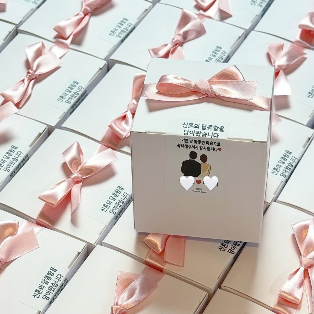 Photo by 부천화과자 화담정 | 부천 답례품 상견례 화과자 • 양갱 • 쌀찜카스테라 • 호두정과 • 오란다 • 곶감단지 on December 12, 2025. May be an image of ‎oatmeal cookies, napkin ring, box, carton, hamper, brownie, bar soap, soap and ‎text that says '‎ኢእዮ 신포의임품량품 Ao3Boua 외종함품 উপস্জনন 시호의 액모공밥호 絵し 않습니다 청업비 신혼의밀콩감을 اهون 달공감을 경어있습니다 시호의 담아합습니다 CARG 달콤함을 엄아왔습니다 44 신혼의 신혼의달콤함을 달콤함을 기쁜날따뜻한마음으로 기쁜 담아왔습니다 한마음으로 축하해주서서 축하해주셔서감사합니다를 감사합니다를 Pa 신혼의달콤함을 달콤함을 신혼의 남아있습니다 합니다 호의달콤함을 담아왔습니다 มีด 산혼의물공함을 달콤엄. 담아있습니다‎'‎‎.