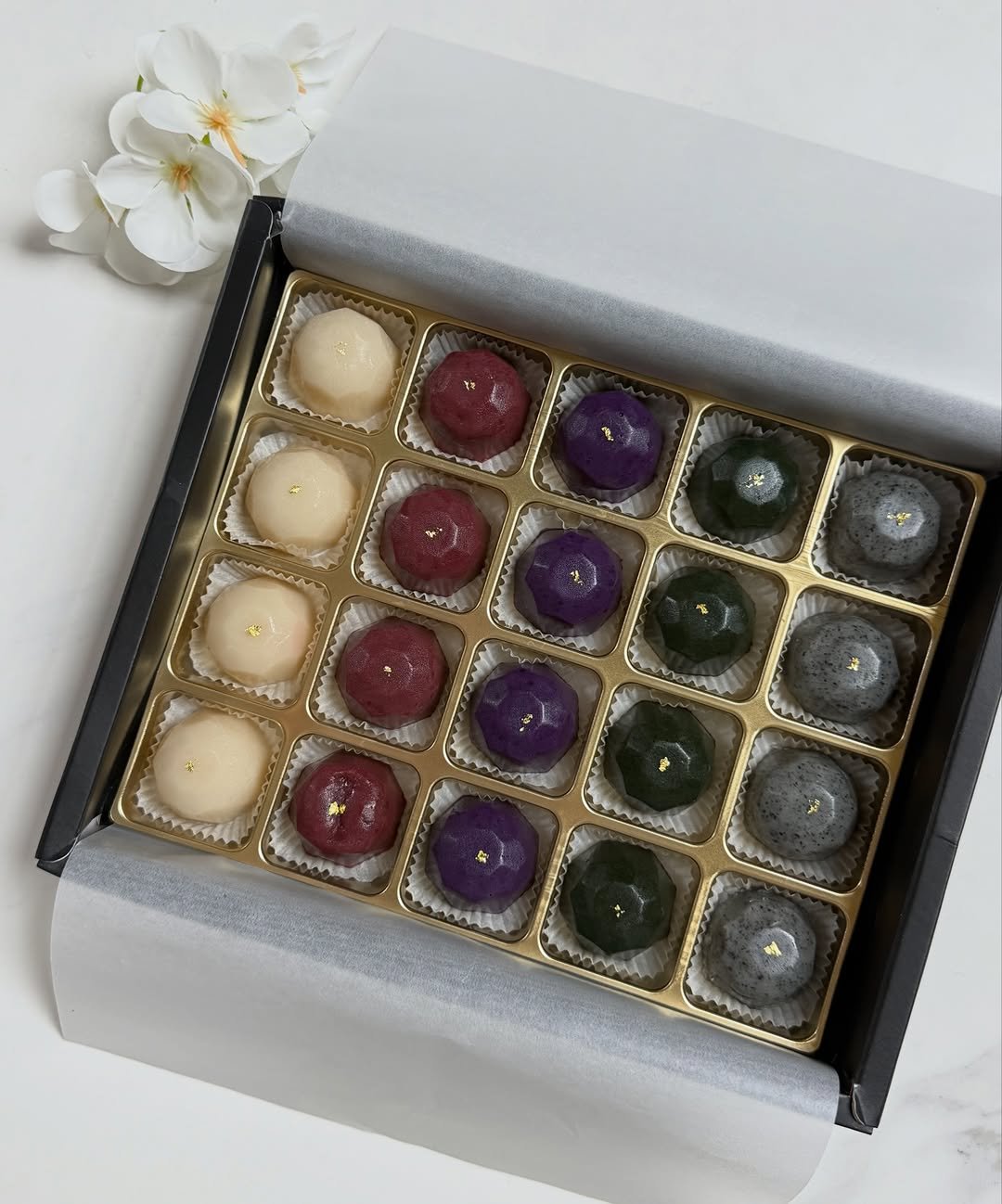 Photo by 부천화과자 화담정 | 부천 답례품 상견례 화과자 • 양갱 • 쌀찜카스테라 • 호두정과 • 오란다 • 곶감단지 in Bucheon. May be an image of dessert, truffle and text.