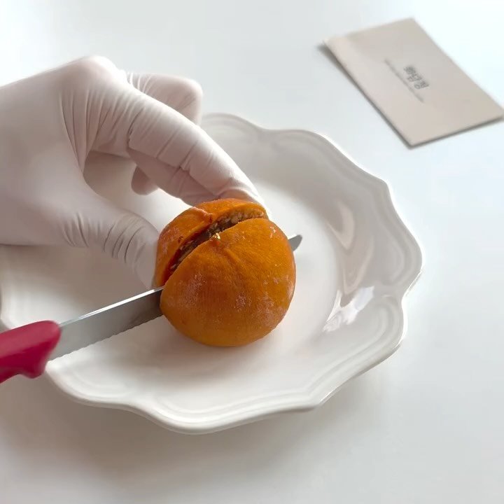 hwadam_jeong 게시물 이미지: 곶감단지 단면 궁금해하셔서 찍어봤어요 🧡

5가지 견과류에 대추, 유자,...