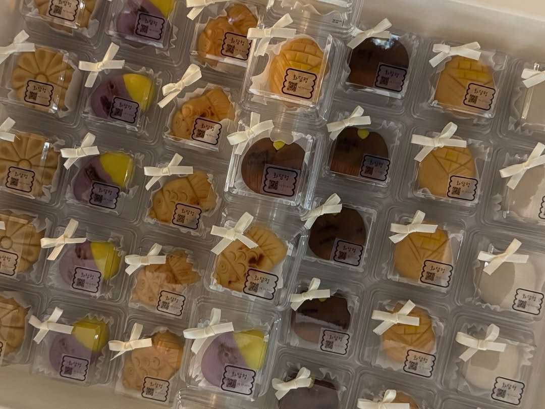 Photo by 부천화과자 화담정 | 부천 답례품 상견례 화과자 • 양갱 • 쌀찜카스테라 • 호두정과 • 오란다 • 곶감단지 on December 11, 2025. May be an image of dessert, truffle and text.