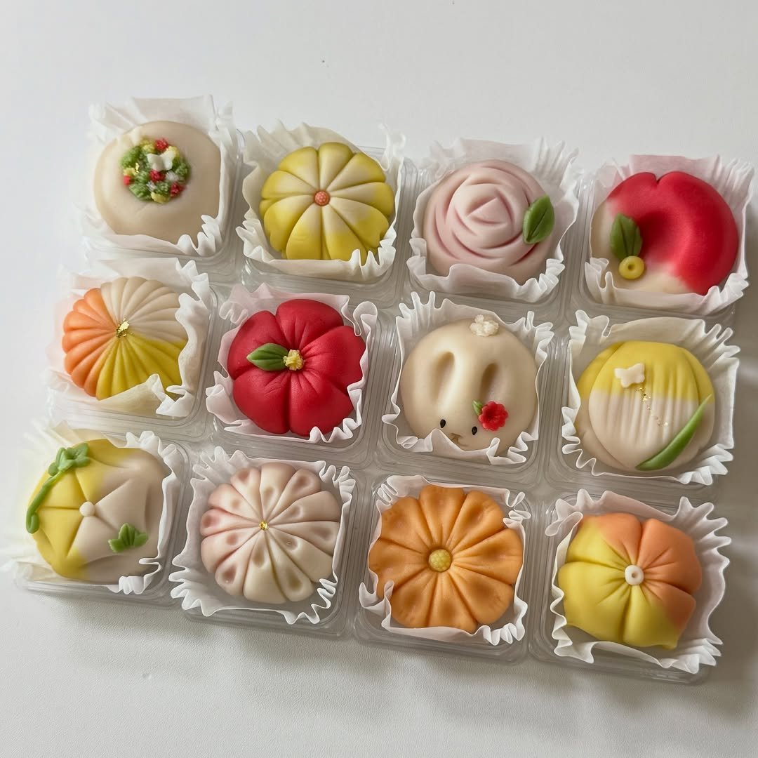 Photo by 부천화과자 화담정 | 부천 답례품 상견례 화과자 • 양갱 • 쌀찜카스테라 • 호두정과 • 오란다 • 곶감단지 in 부천역. May be an image of dessert and text.