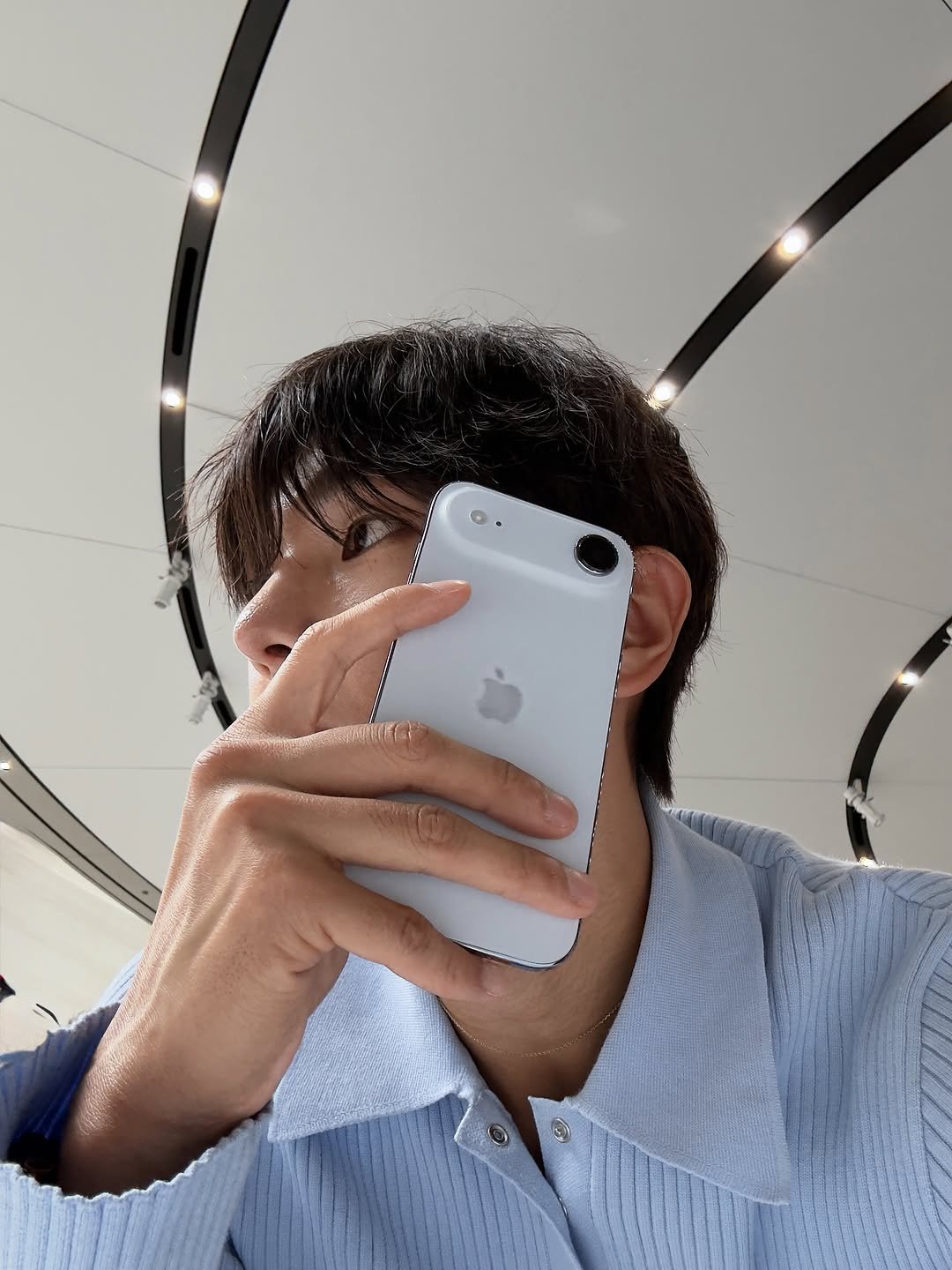Photo shared by 이경환 Kyeonghwan Lee on September 10, 2025 tagging @apple. May be a selfie of 1 person, phone, mirror, cornflower and text.