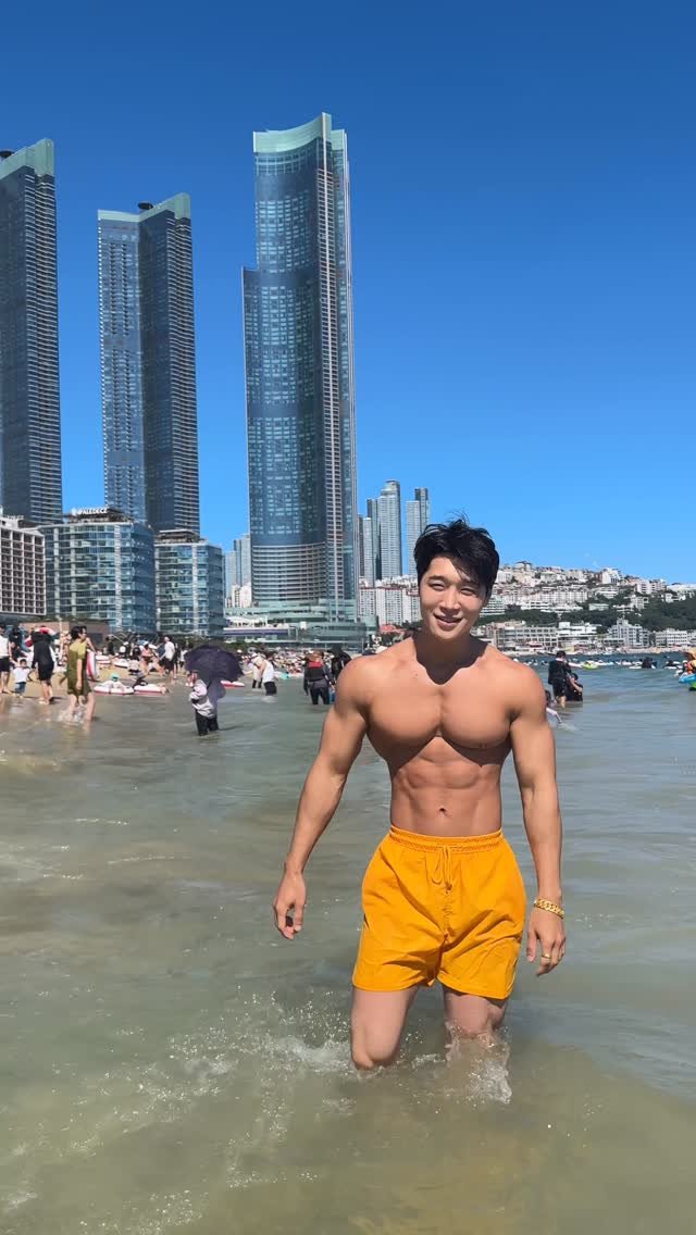 hwang__hojin 게시물 이미지: 부산 여행☀️
폼 잡다가 결국 만신창이
.
.
.
.
#부산여행 #해운대...