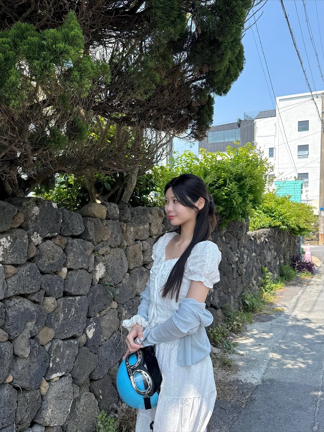 Photo by 황베리 on September 23, 2025. May be an image of 1 person and white lily.