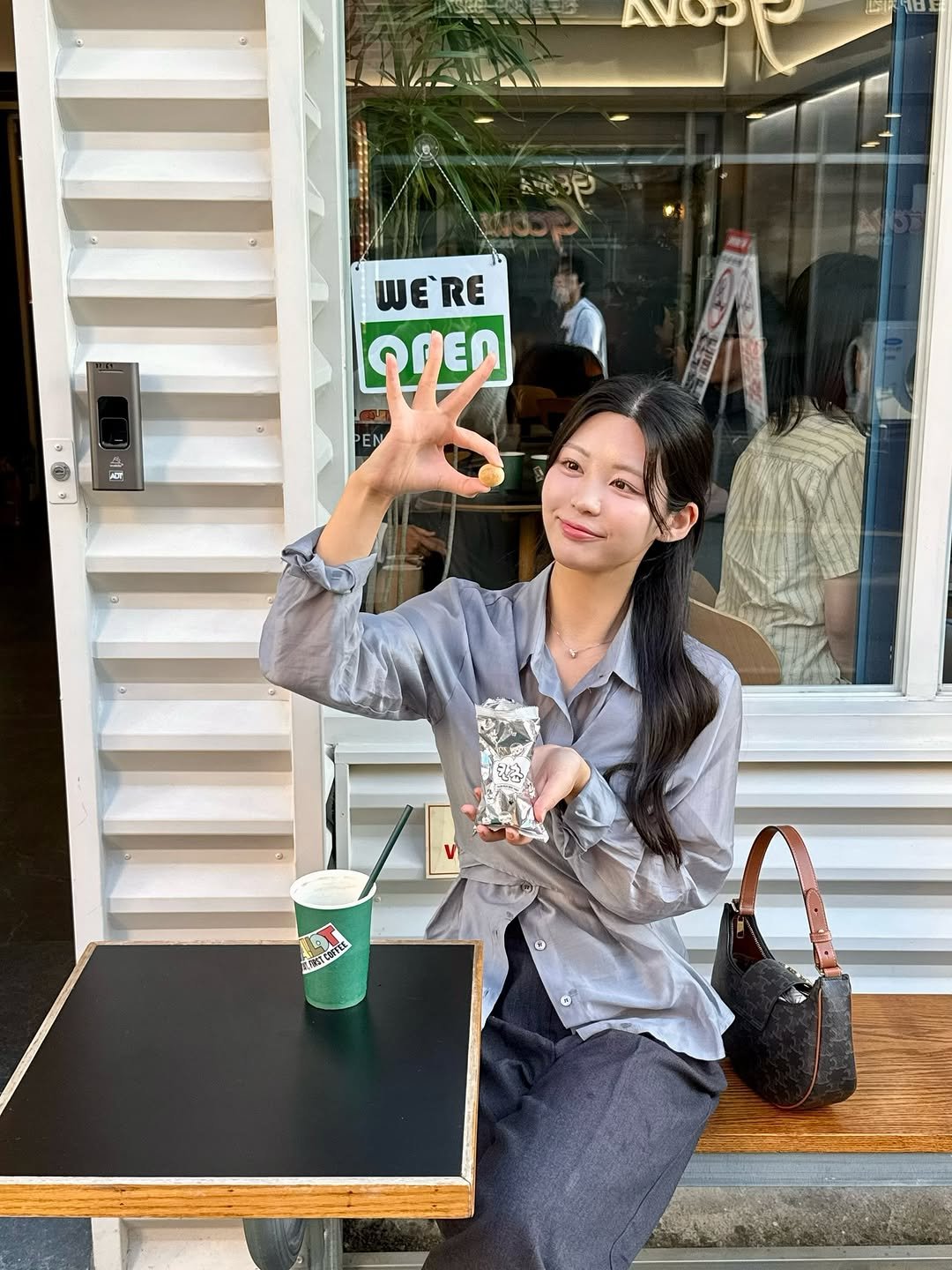 Photo by 황베리 on September 28, 2025. May be an image of 3 people, gelato, cornflower and text.