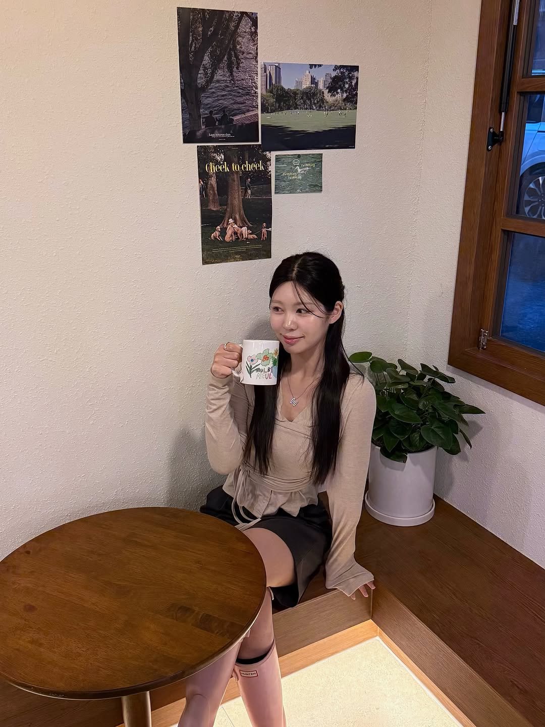 Photo by 황베리 on October 03, 2025. May be an image of 1 person, coffee cup, cornflower and text.