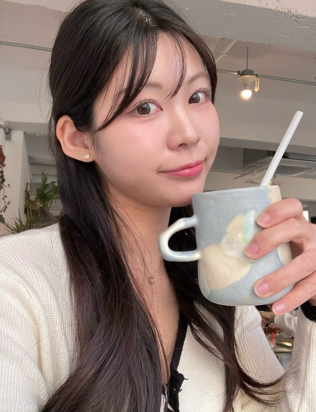 Photo by 황베리 on March 07, 2026. May be an image of one or more people, hair, coffee cup, coffee, tea, cornflower and text.