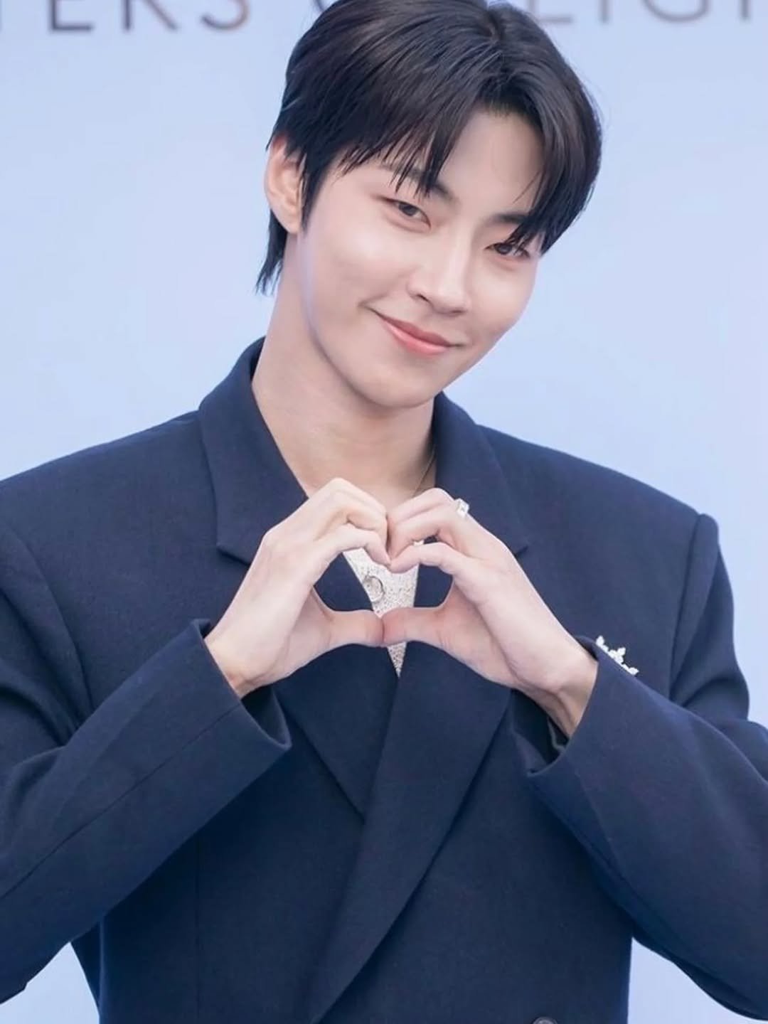 Photo shared by Hwang In-youp Brasil - Livia Leticia on March 29, 2026 tagging @hi_high_hiy. May be an image of bolo tie and text.