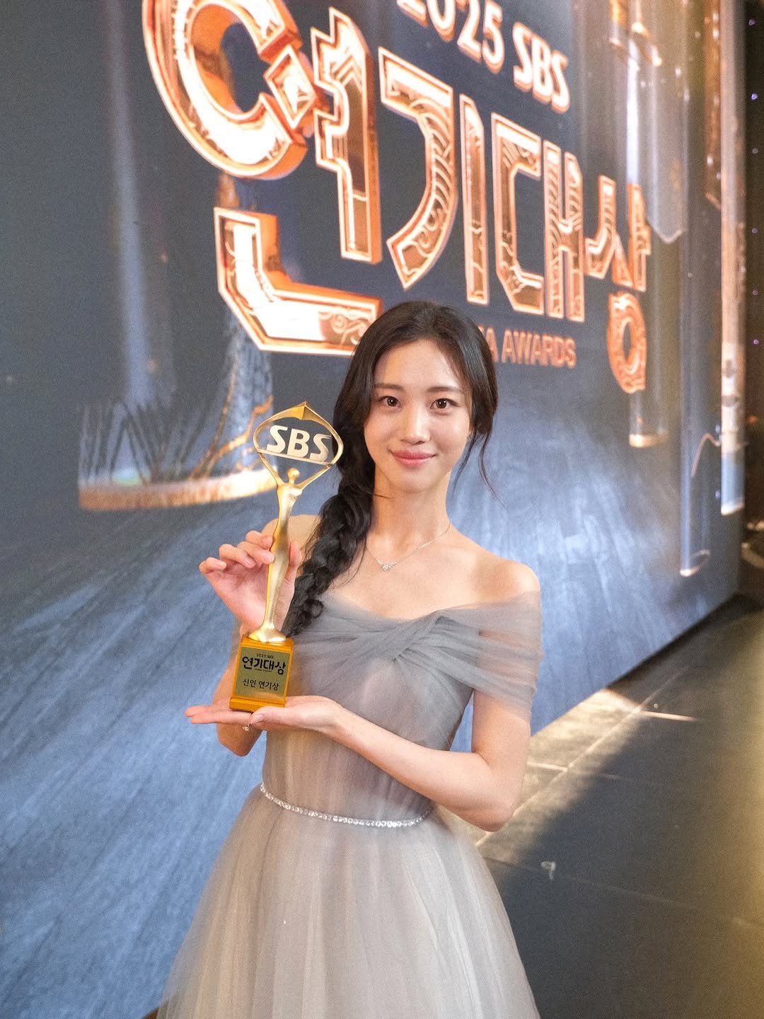 Photo by 홍화연 ••• Hong Hwayeon on December 31, 2025. May be an image of text that says '연가 DICHA 25585 LAWARDS 0 SBS'.