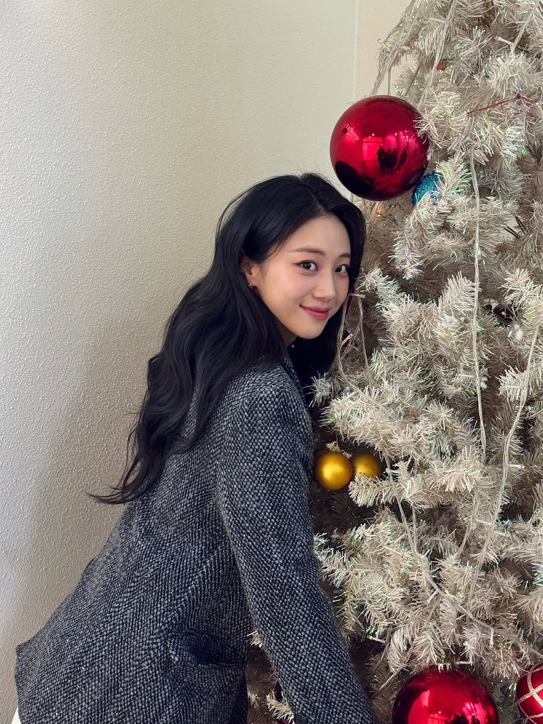 Photo by 홍화연 ••• Hong Hwayeon on December 23, 2025. May be an image of one or more people, hair, christmas tree, tinsel and text.