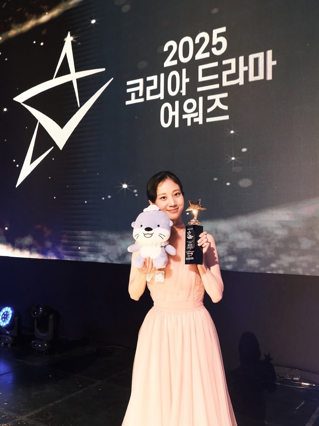 Photo by 홍화연 ••• Hong Hwayeon on October 12, 2025. May be an image of text that says '2025 드라마 코리아 어워즈 喜 黑 9 4'.