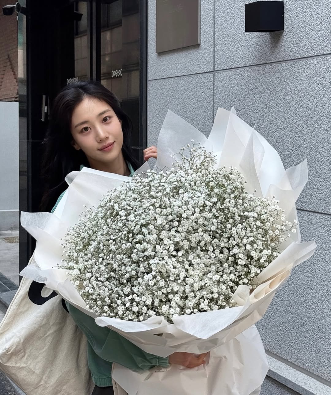 Photo by 홍화연 ••• Hong Hwayeon on March 20, 2026. May be an image of bouquet, flower arrangement, white lily, prairie gentian, baby's-breath, rose and text.