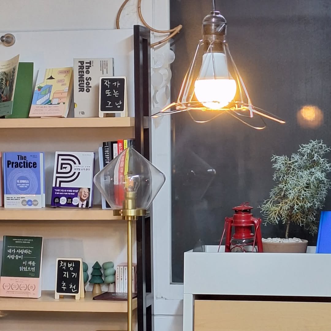 hwaseoga_booksalon 게시물 이미지: 복합문화공간 화서가의  이번 주말엔~
:1층 입구 등을 바꾸었어요. 좀더 환하게...