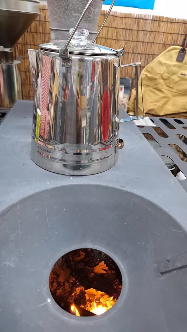 hwaseoga_booksalon 게시물 이미지: 토닥토닥  나무 타는 소리가 정겹습니다.  날이 추워져  이른 아침 책방에...