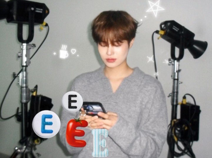 hwisosik 게시물 이미지: 다들 내일 모해? 낼 첫 브이로그 올라가는데 😛 

#EEEE대휘